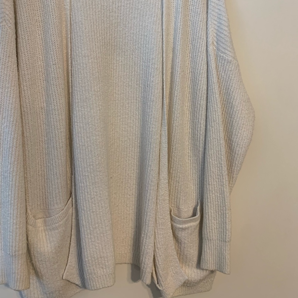 Oversized white knit cardigan with pockets